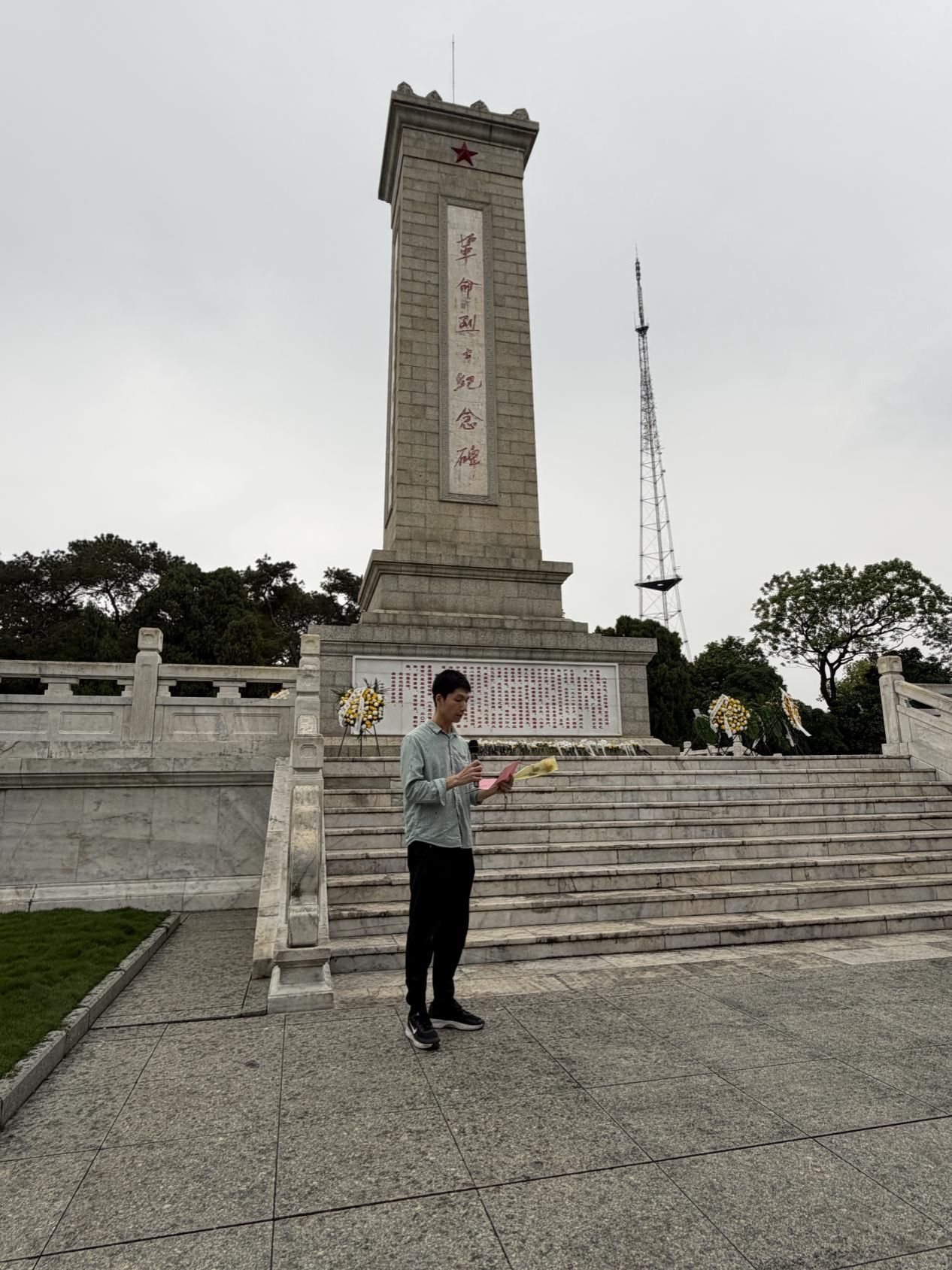 周锦宏老师 在纪念碑下分享英雄故事